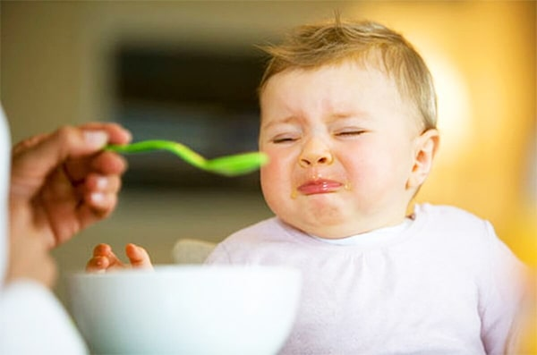 Tránh tình trạng ngậm thức ăn ở trẻ như thế nào?